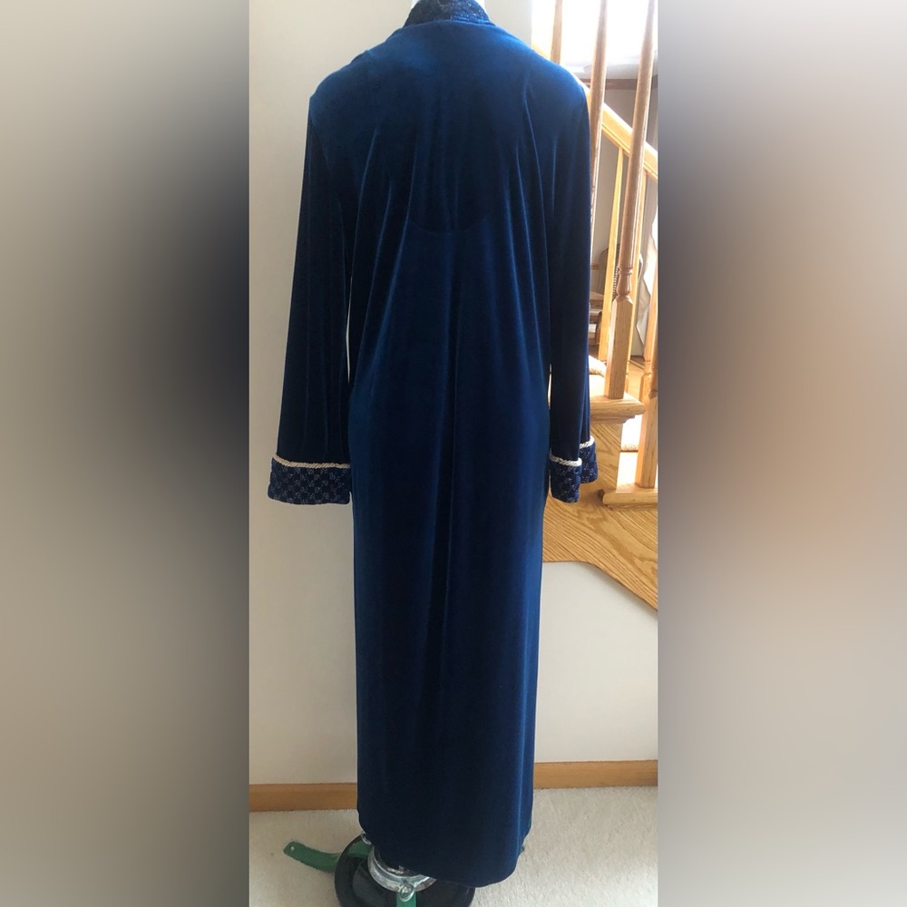 Adonna Size Small Velour Robe - Picture 4 of 5